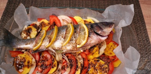 Фото приготовления рецепта: Сибас, запечённый на овощной подушке - шаг №18