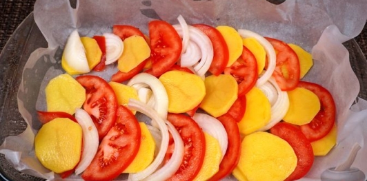 Фото приготовления рецепта: Сибас, запечённый на овощной подушке - шаг №6