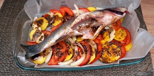 Фото приготовления рецепта: Сибас, запечённый на овощной подушке - шаг №13