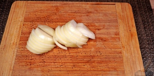 Фото приготовления рецепта: Сибас, запечённый на овощной подушке - шаг №4