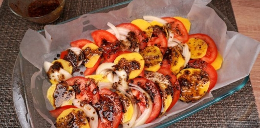 Фото приготовления рецепта: Сибас, запечённый на овощной подушке - шаг №12