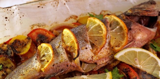 Фото приготовления рецепта: Сибас, запечённый на овощной подушке - шаг №21