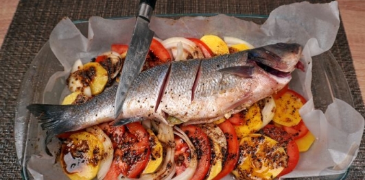 Фото приготовления рецепта: Сибас, запечённый на овощной подушке - шаг №16