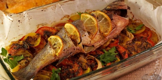 Фото приготовления рецепта: Сибас, запечённый на овощной подушке - шаг №20