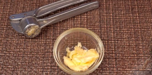 Фото приготовления рецепта: Сибас, запечённый на овощной подушке - шаг №14