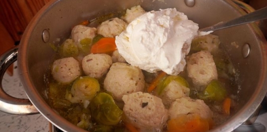 Фото приготовления рецепта: Суп из брюссельской капусты с фрикадельками - шаг №18