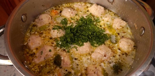 Фото приготовления рецепта: Суп из брюссельской капусты с фрикадельками - шаг №19