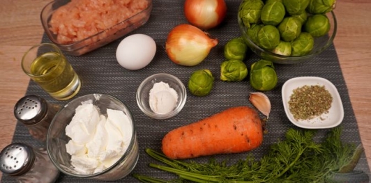 Фото приготовления рецепта: Суп из брюссельской капусты с фрикадельками - шаг №1