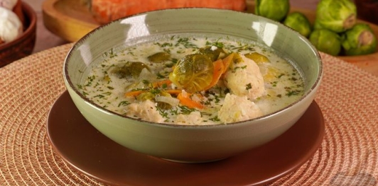 Фото приготовления рецепта: Суп из брюссельской капусты с фрикадельками - шаг №21