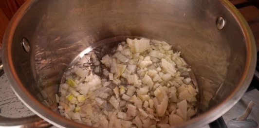 Фото приготовления рецепта: Суп из брюссельской капусты с фрикадельками - шаг №4