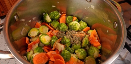 Фото приготовления рецепта: Суп из брюссельской капусты с фрикадельками - шаг №8