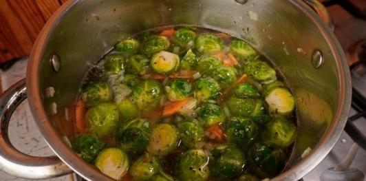 Фото приготовления рецепта: Суп из брюссельской капусты с фрикадельками - шаг №9