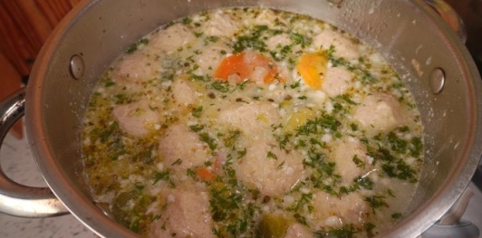 Фото приготовления рецепта: Суп из брюссельской капусты с фрикадельками - шаг №20