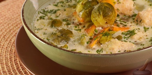 Фото приготовления рецепта: Суп из брюссельской капусты с фрикадельками - шаг №22