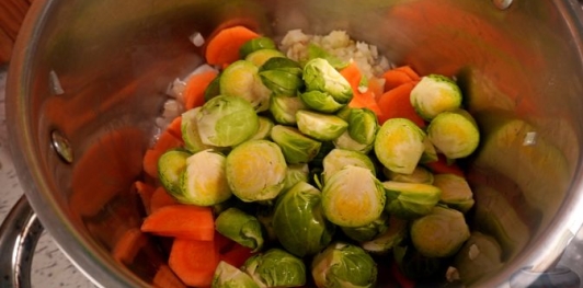 Фото приготовления рецепта: Суп из брюссельской капусты с фрикадельками - шаг №7