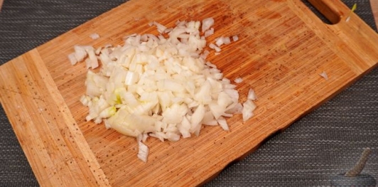 Фото приготовления рецепта: Суп из брюссельской капусты с фрикадельками - шаг №3