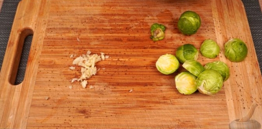 Фото приготовления рецепта: Суп из брюссельской капусты с фрикадельками - шаг №2