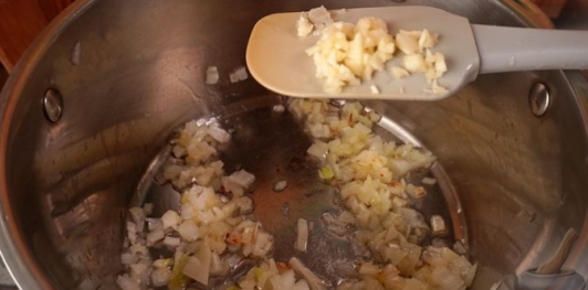 Фото приготовления рецепта: Суп из брюссельской капусты с фрикадельками - шаг №6