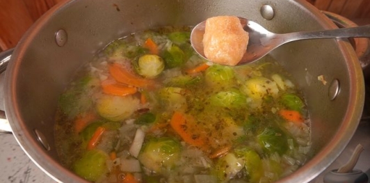 Фото приготовления рецепта: Суп из брюссельской капусты с фрикадельками - шаг №14