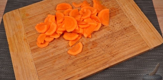 Фото приготовления рецепта: Суп из брюссельской капусты с фрикадельками - шаг №5