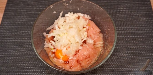 Фото приготовления рецепта: Суп из брюссельской капусты с фрикадельками - шаг №12