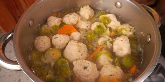 Фото приготовления рецепта: Суп из брюссельской капусты с фрикадельками - шаг №15