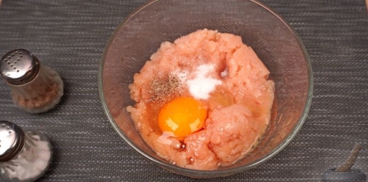 Фото приготовления рецепта: Суп из брюссельской капусты с фрикадельками - шаг №11