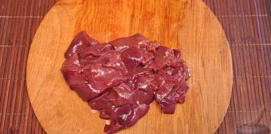 Фото приготовления рецепта: Суп из куриной печени с цветной капустой и сладким перцем - шаг №3