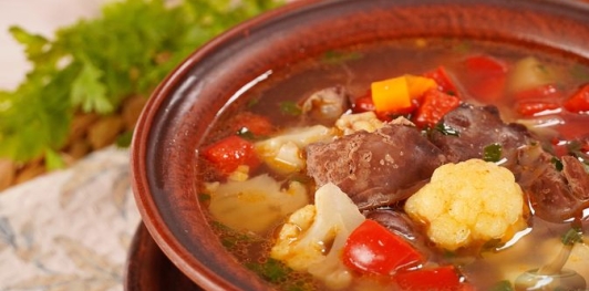 Фото приготовления рецепта: Суп из куриной печени с цветной капустой и сладким перцем - шаг №17