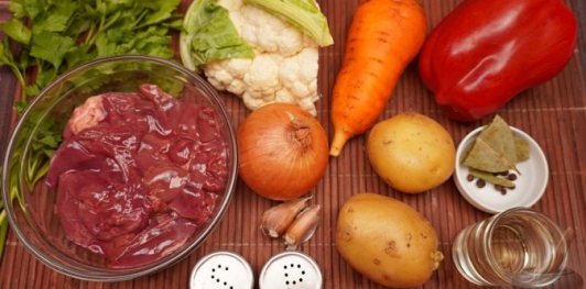 Фото приготовления рецепта: Суп из куриной печени с цветной капустой и сладким перцем - шаг №1