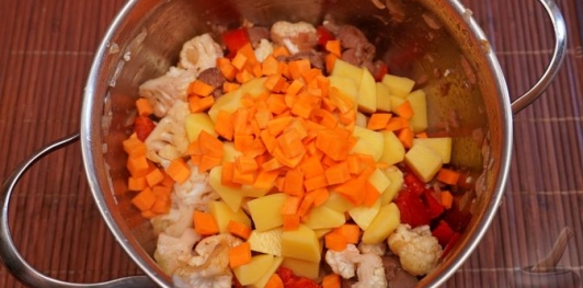 Фото приготовления рецепта: Суп из куриной печени с цветной капустой и сладким перцем - шаг №12