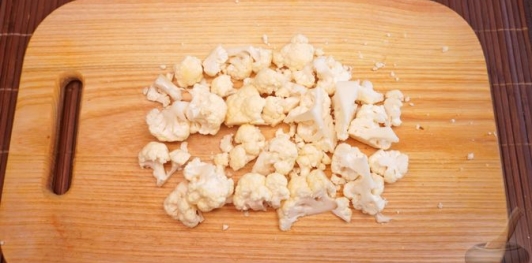 Фото приготовления рецепта: Суп из куриной печени с цветной капустой и сладким перцем - шаг №6