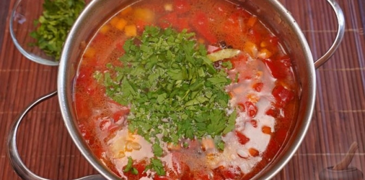 Фото приготовления рецепта: Суп из куриной печени с цветной капустой и сладким перцем - шаг №15