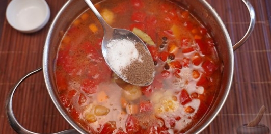 Фото приготовления рецепта: Суп из куриной печени с цветной капустой и сладким перцем - шаг №14