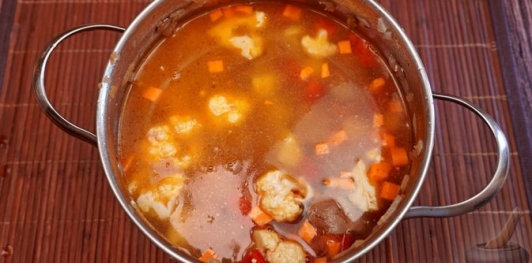 Фото приготовления рецепта: Суп из куриной печени с цветной капустой и сладким перцем - шаг №13