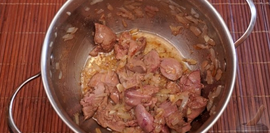 Фото приготовления рецепта: Суп из куриной печени с цветной капустой и сладким перцем - шаг №10