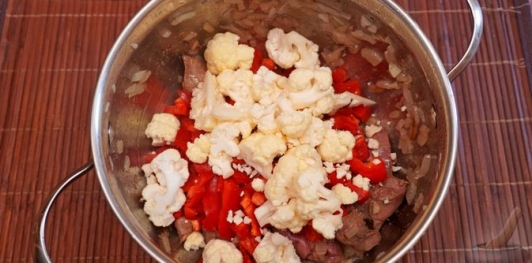 Фото приготовления рецепта: Суп из куриной печени с цветной капустой и сладким перцем - шаг №11