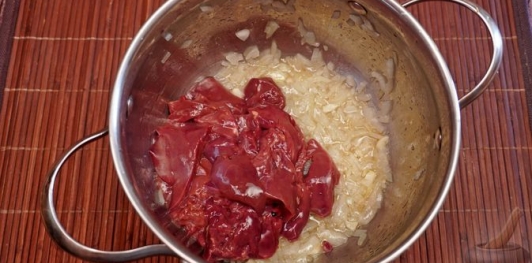 Фото приготовления рецепта: Суп из куриной печени с цветной капустой и сладким перцем - шаг №9