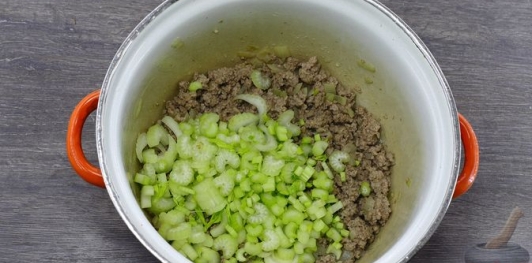 Фото приготовления рецепта: Суп с фаршем и нутом - шаг №7