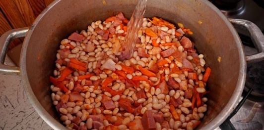 Фото приготовления рецепта: Суп с копчёной рулькой, квашеной капустой и фасолью - шаг №14