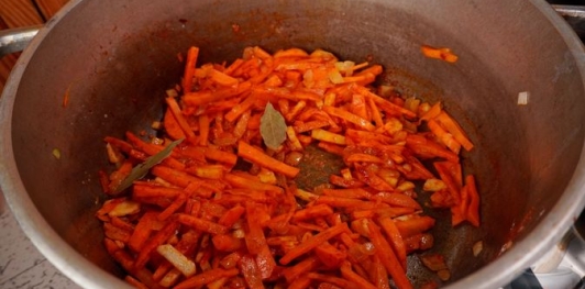 Фото приготовления рецепта: Суп с копчёной рулькой, квашеной капустой и фасолью - шаг №11