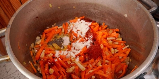 Фото приготовления рецепта: Суп с копчёной рулькой, квашеной капустой и фасолью - шаг №10