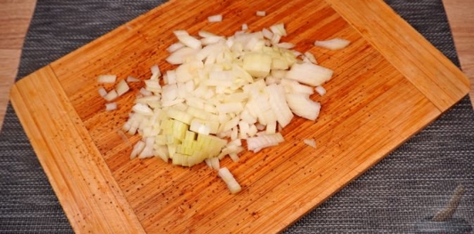 Фото приготовления рецепта: Суп с копчёной рулькой, квашеной капустой и фасолью - шаг №3