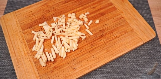 Фото приготовления рецепта: Суп с копчёной рулькой, квашеной капустой и фасолью - шаг №7