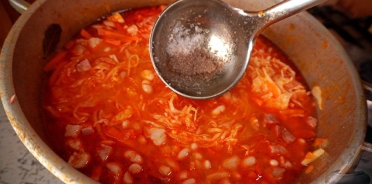 Фото приготовления рецепта: Суп с копчёной рулькой, квашеной капустой и фасолью - шаг №18