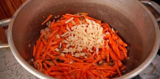 Фото приготовления рецепта: Суп с копчёной рулькой, квашеной капустой и фасолью - шаг №8