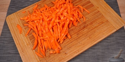 Фото приготовления рецепта: Суп с копчёной рулькой, квашеной капустой и фасолью - шаг №5