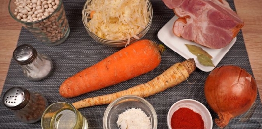 Фото приготовления рецепта: Суп с копчёной рулькой, квашеной капустой и фасолью - шаг №1