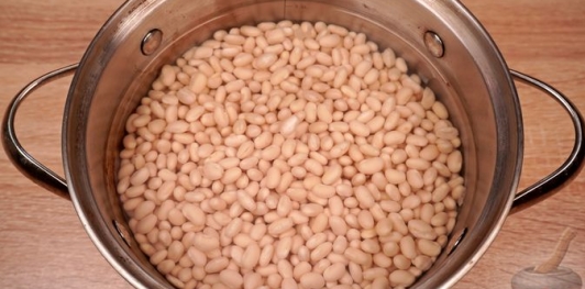 Фото приготовления рецепта: Суп с копчёной рулькой, квашеной капустой и фасолью - шаг №2