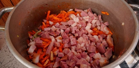 Фото приготовления рецепта: Суп с копчёной рулькой, квашеной капустой и фасолью - шаг №12